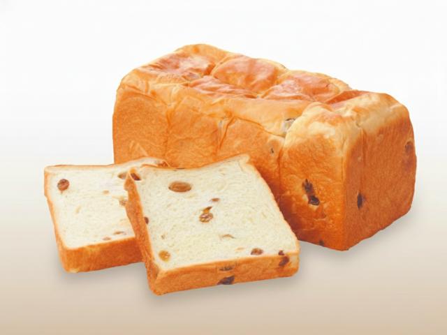 まず目を奪われる、美しい黄金色のレーズン食パン